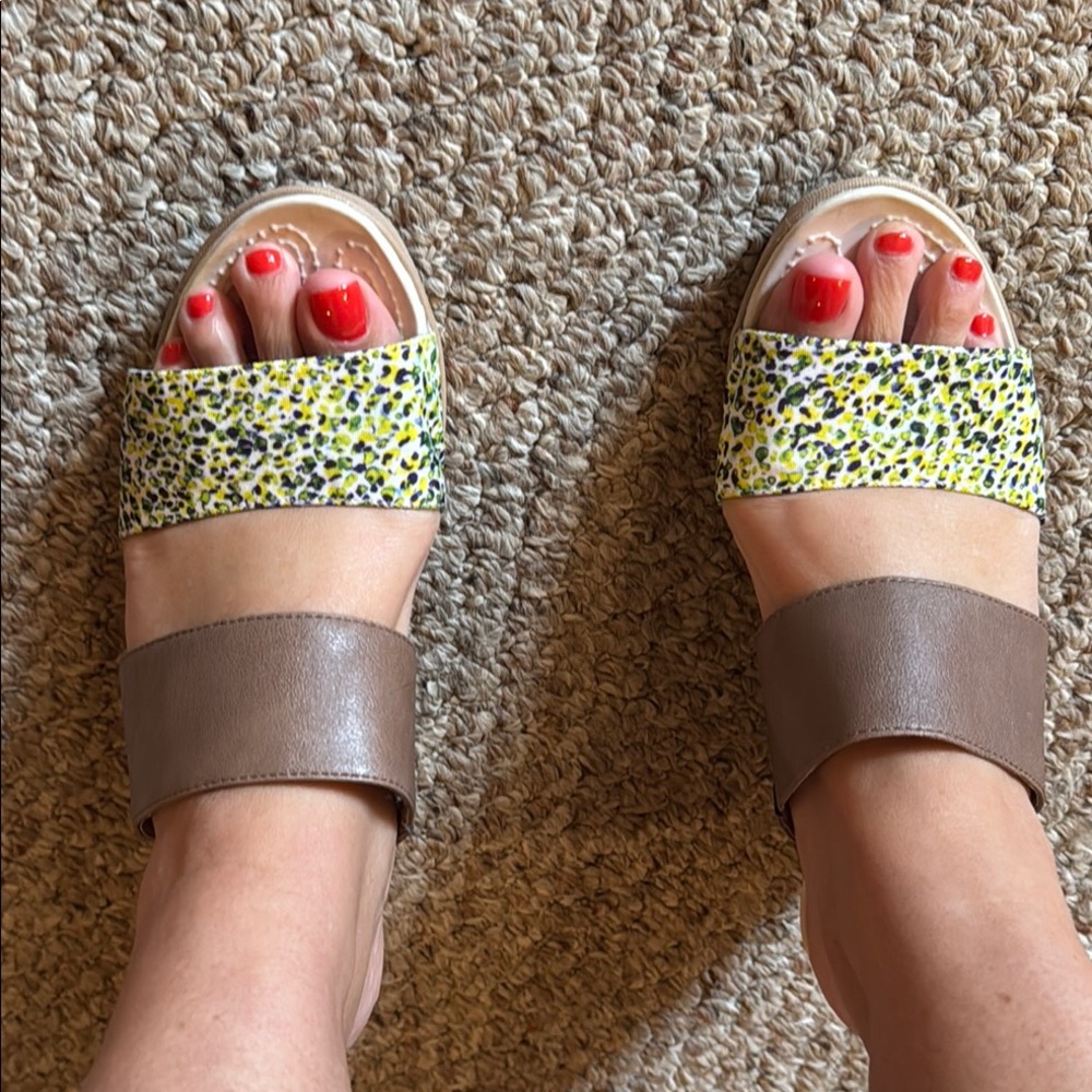 CROCS Yellow and Brown Sandals Comfortable Dual-Strap
